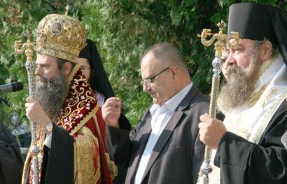 Митрополит Николай (вляво) с Божидар Димитров (в средата)