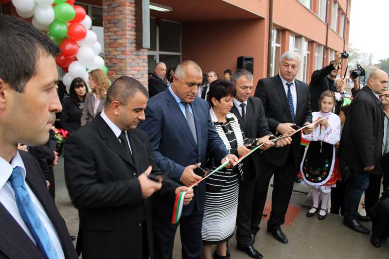 Кметът Руменов до премиера Борисов на 1 ноември при тържественото прерязване на лента на ремонтираното училище в Съединение. 