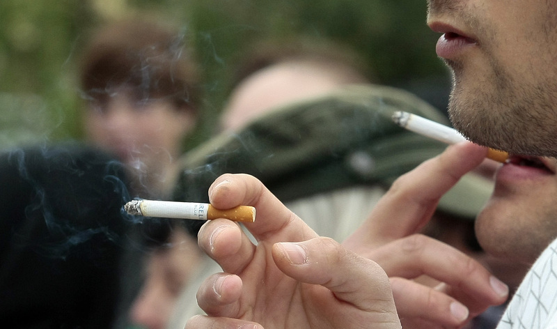 Вносители на предложението за отмяна на забраната за пушене се оплакаха, че ГЕРБ го бавят