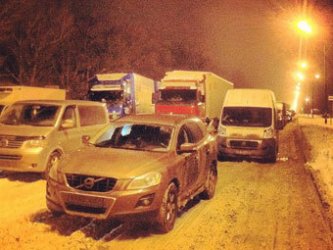 Снегът предизвика гигантски задръствания на магистралата Москва-Петербург