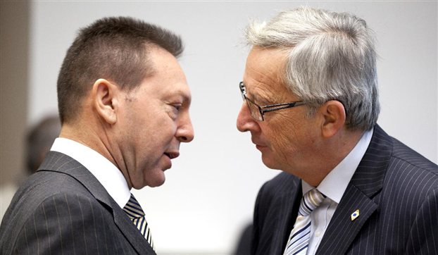 Гръцкият финансов министър Янис Стурнарас и председателят на Еврогрупата Жан-Клод Юнкер