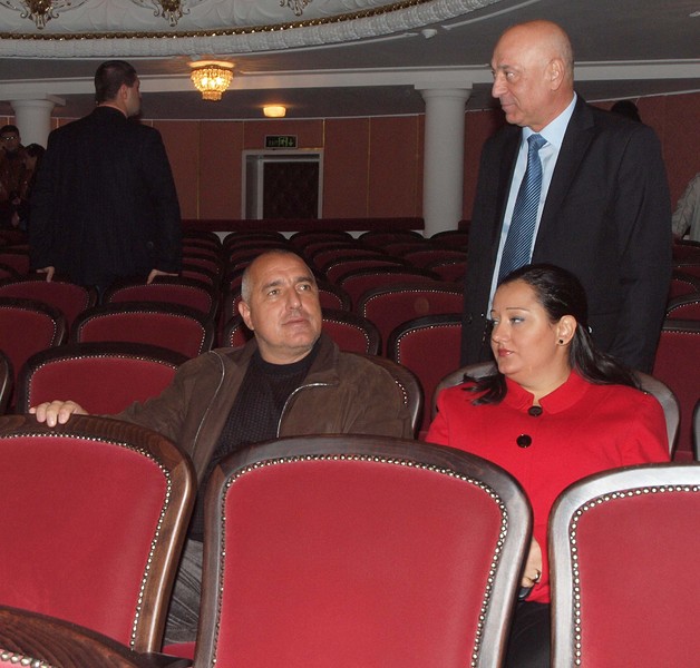 Премиерът Борисов и министър Павлова на червените седалки във варненския театър. Снимка: БГНЕС