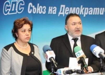 Лидерът на СДС Емил Кабаиванов представя Галя Гугушева. Сн.: СДС