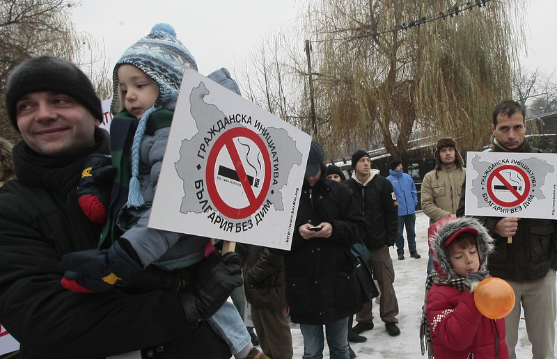 Протест на граждани срещу разрешаване на тютюнопушенето в заведения. Снимка: БГНЕС