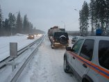Обилният снеговалеж остави десетки селища без ток, пътища са затворени