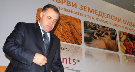 Навръх Нова година земеделският министър се обяснява за скандална сделка