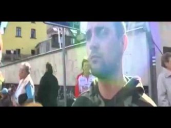 Изпуснат от охраната, мъж с фалшив пластмасов пистолет "стреля" срещу чешкия президент Вацлав Клаус.