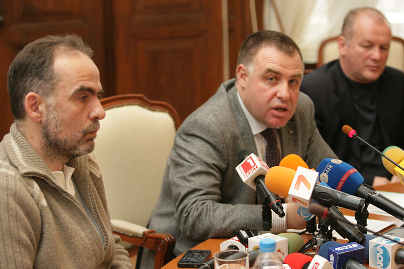 Мирослав Найденов (в средата) дава обяснения за заменката в Несебър. Сн. БГНЕС