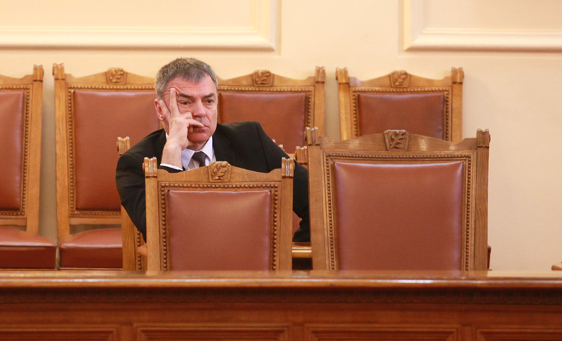 Министър Сергей Игнатов по време на гласуването и споровете в парламента, сн. БГНЕС