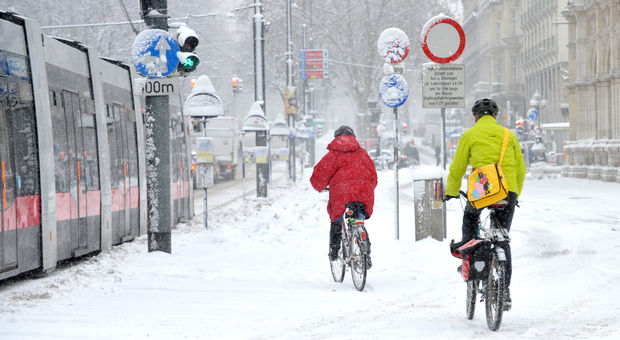 Снегът във Виена не отказа велосипедистите