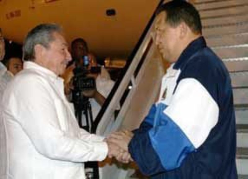 Кубинският президент Раул Кастро посреща Чавес (вдясно) на летището в Хавана по-рано този месец