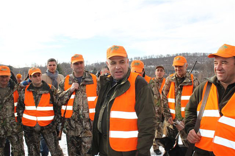 Министър Мирослав Найденов (в центъра) демонстрира безопасен лов в ДЛС "Витиня". Снимка: БГНЕС
