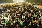 Протести заплашват управляващите в Пакистан