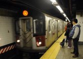 Жена блъсна мъж в метрото в Ню Йорк заради расизъм