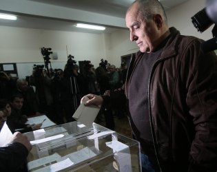 Борисов гласува половин час преди да затварят избирателните секции, сн. БГНЕС