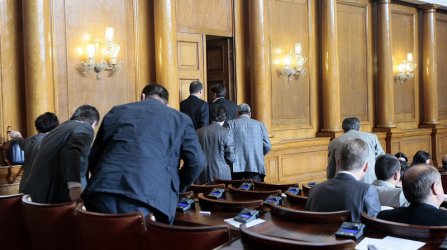 Депутати поискаха криминализиране на "поставянето им в зависимост"