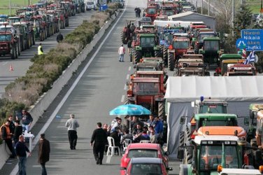 Гръцките фермери започнаха всекидневни блокади на автомагистрали