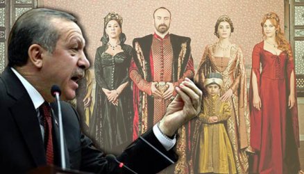 Турският премиер Ердоган на фона на кадър от филма "Великолепният век"