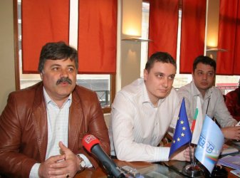 Депутатът от ГЕРБ Иван Петров, Евгени Консулов и министър Делян Добрев. Сн. <a href="http://haskovo.info/" target="_blank">haskovo.info</a></p>