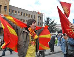 В отношенията с Македония трябва да защитаваме интересите си прагматично, а не емоционално