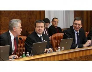 Сръбският президент Томислав Николич, премиерът Ивица Дачич (в средата) и вицепремиерът Александър Вучич
