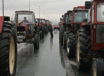 Фермери блокираха магистрала в Гърция, моряците спряха корабите до островите