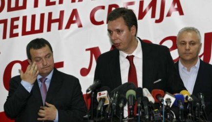 Премиерът Ивица Дачич, председателят на СПП Александър Вучич и финансовият министър Младжан Динкич