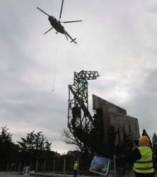 Хеликоптерът на "Хели Еър" имитира демонтаж на паметника, сн. БГНЕС