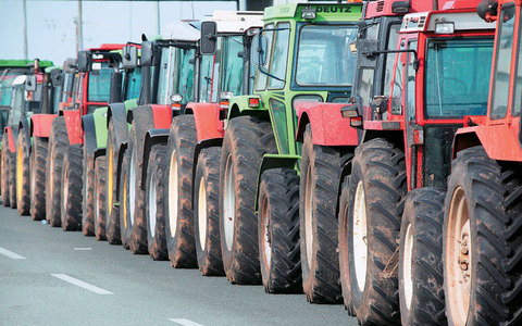Гръцките фермери изкараха тракторите, без засега да блокират пътищата