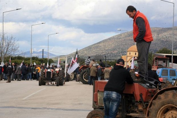 Напрежението по фермерските блокади в Гърция ескалира