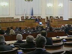 Депутатите замразиха заплатите си до края на мандата на народното събрание