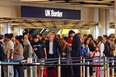 Имиграцията във Великобритания с най-висок спад от 2003-та