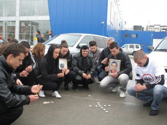 Роднини и приятели на загиналия Трифон почитат паметта му дни след трагедията. Снимка: БГНЕС