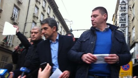 Лично шефът на НСО ген. Тодор Коджейков (в дясно) охраняваше президента на срещата му с протестиращите. Сн. БГНЕС