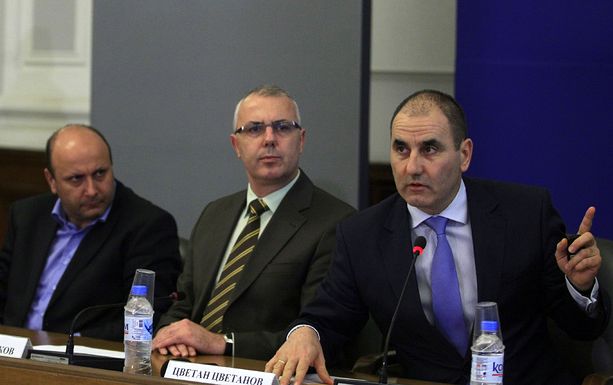 Министърът в оставка Цветан Цветанов, заместникът му Веселин Вучков (в средата) и директорът на ГДБОП Станимир Флоров.