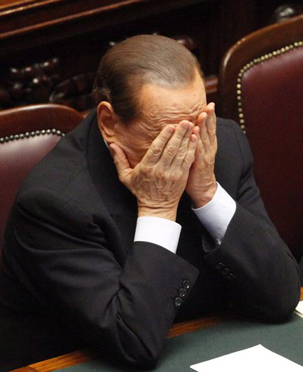 Адвокатите на Берлускони се опитват да отлагат дела срещу него заради болест