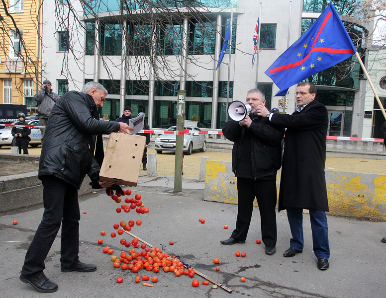 Кирил Гумнеров и Стоян Иванов бяха организатори на "доматения протест" под наслов "Не на ЕС", проведен на 18 февруари пред представителството на Европейската комисия в България. Сн. БГНЕС