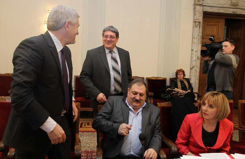 Пламен Цеков поздравява малкото депутати, уважили изслушването му в парламента, сн. БГНЕС