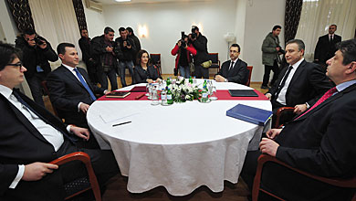 Никола Груевски и Бранко Цървенковски (вторият и третият от ляво надясно на масата)