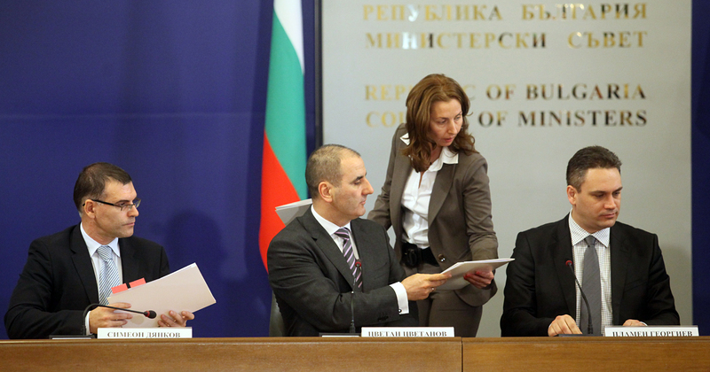 Министрите в оставка Симеон Дянков и Цветан Цветанов подписват инструкцията за взаимодействие с шеф на комисията Пламен Георгиев (отляво надясно). Сн.: БГНЕС