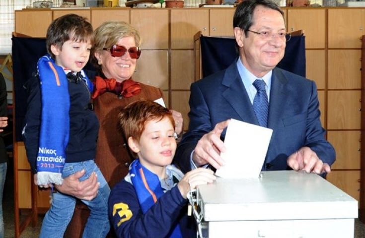 Никас Анастасиадис гласува на изборите в неделя заедно със семейството си