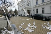 Стотина протестиращи замерваха парламента с тоалетна хартия