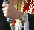 Дядо Николай продава златния си ролекс, за да плати тока на църква