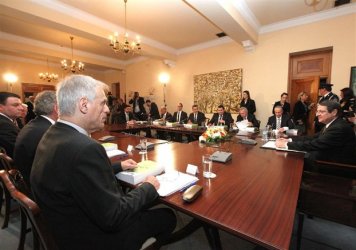 Заседание на кипърското правителство, вдясно - президентът Никос Анастасиадис