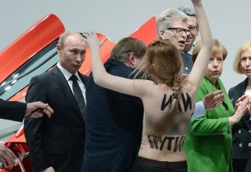 Гол протест срещу Путин, докато Меркел го развежда из изложение в Хановер