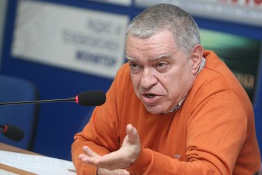 Михаил Константинов остава в “Информационно обслужване”