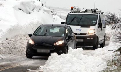 Снеговалежи и наводнения нарушиха пътния трафик и спряха АЕЦ във Великобритания