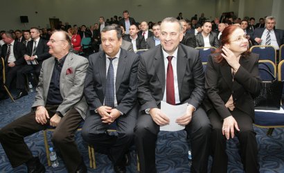 Юнал Лютви (най-вляво) и Емел Етем (най-вдясно) в компанията на Хасан Адемов и Джевдет Чакъров. Сн.: БГНЕС