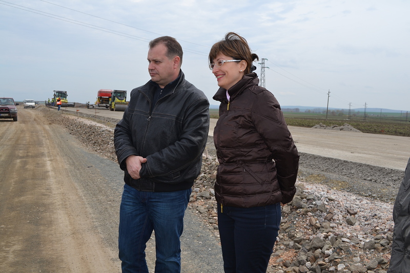 Министър Захариева с шефа на пътната агенция на инспекция на магистрала "Тракия". Сн. БГНЕС