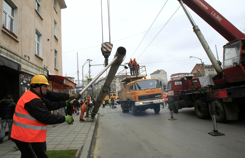 Електрически стълб падна върху тролейбус в София